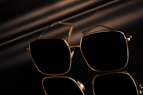 Prada Sonnenbrille mit goldenem eckigem Rahmen