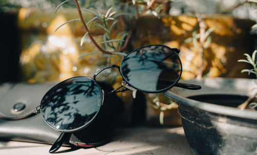 Prada Sonnenbrille im Garten