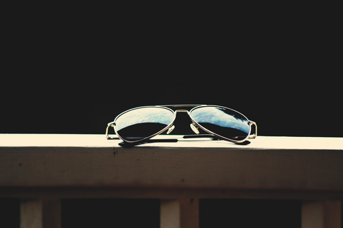 Ray-Ban Aviator Sonnenbrille auf Holzgeländer